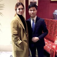 Blanca Suárez en un restaurante asiático con uno de los empleados