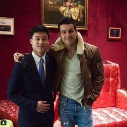 Mario Casas en un restaurante asiático con uno de los empleados