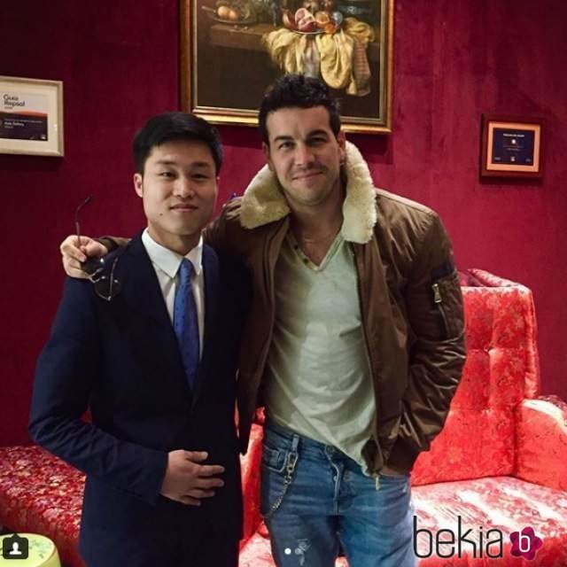 Mario Casas en un restaurante asiático con uno de los empleados