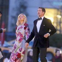 Los Príncipes Pablo y Marie-Chantal de Grecia en un desfile de Dolce & Gabbana en Nueva York