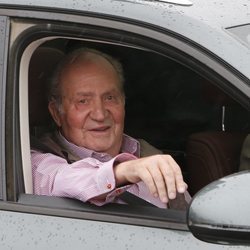 El Rey Juan Carlos sale del hospital muy sonriente tras su operación de rodilla