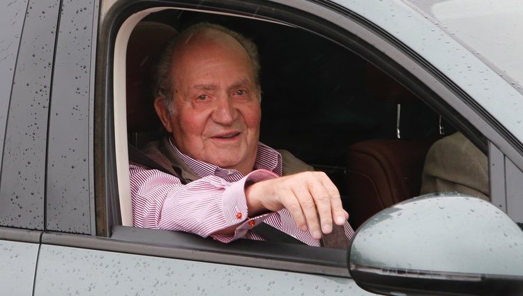 El Rey Juan Carlos sale del hospital muy sonriente tras su operación de rodilla