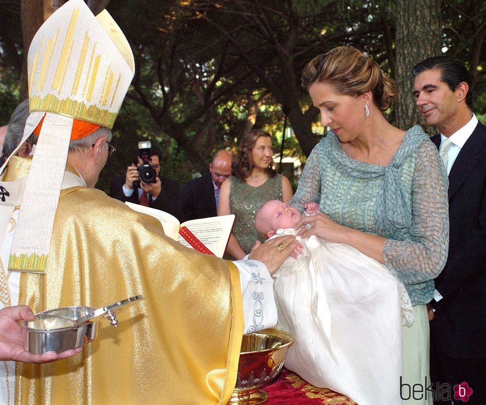 Irene Urdangarin en su bautizo con la Infanta Cristina y Pedro López Quesada