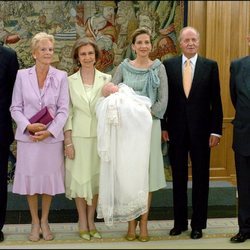 Irene Urdangarin con sus padres y abuelos en su bautizo