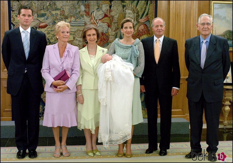 Irene Urdangarin con sus padres y abuelos en su bautizo