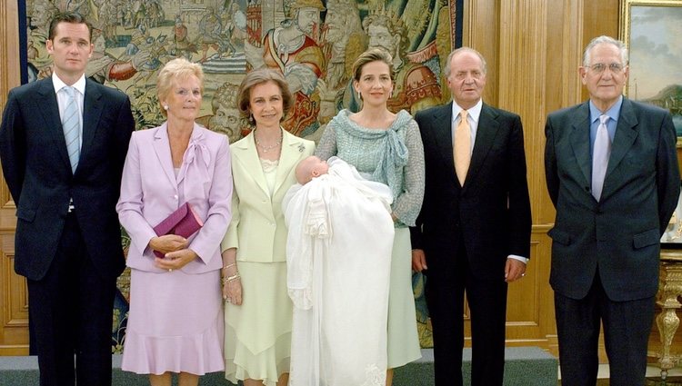 Irene Urdangarin con sus padres y abuelos en su bautizo