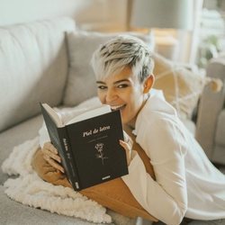 Laura Escanes posando con su libro 'Piel de letra'