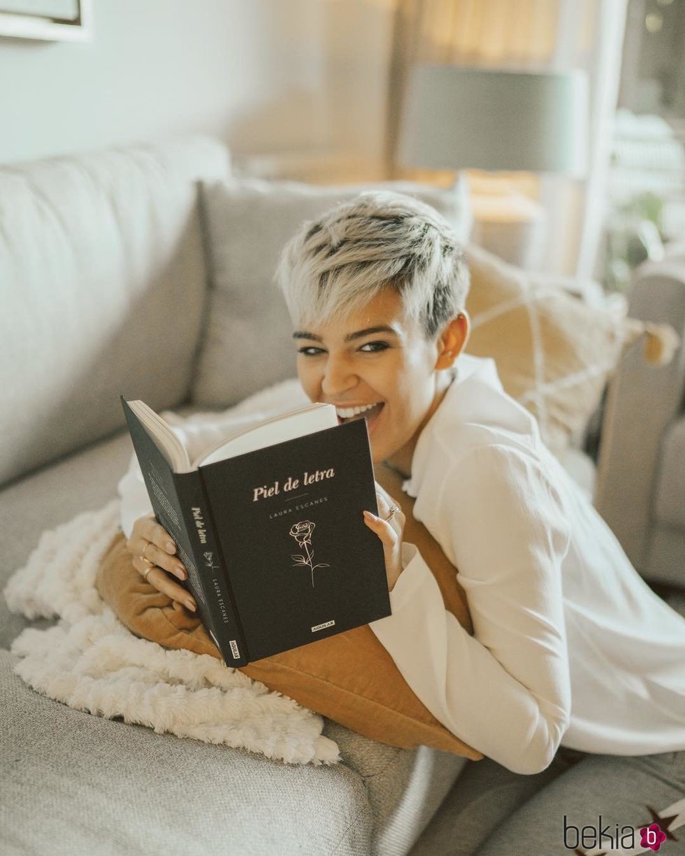 Laura Escanes posando con su libro 'Piel de letra'