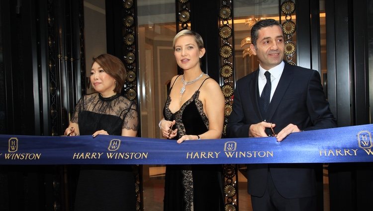 Kate Hudson cortando la cinta inaugural de una tienda de joyas en Hong Kong, China