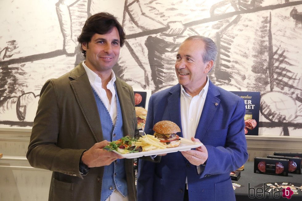 Fran Rivera presentando su nueva marca de hamburguesas