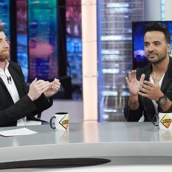 Luis Fonsi junto a Pablo Motos divirtiéndose en 'El Hormiguero'