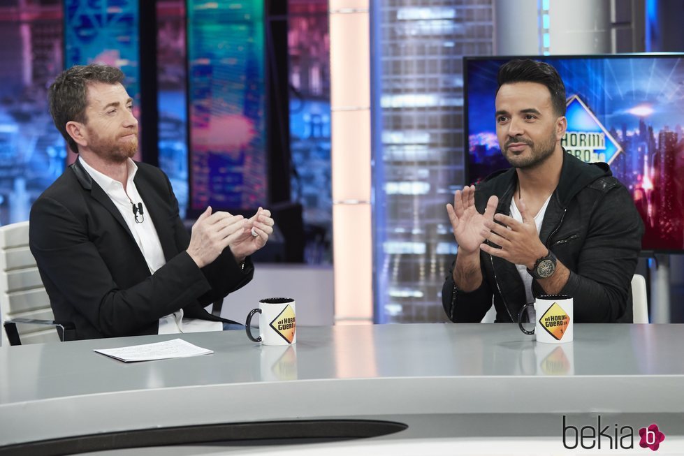 Luis Fonsi junto a Pablo Motos divirtiéndose en 'El Hormiguero'