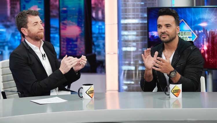 Luis Fonsi junto a Pablo Motos divirtiéndose en 'El Hormiguero'