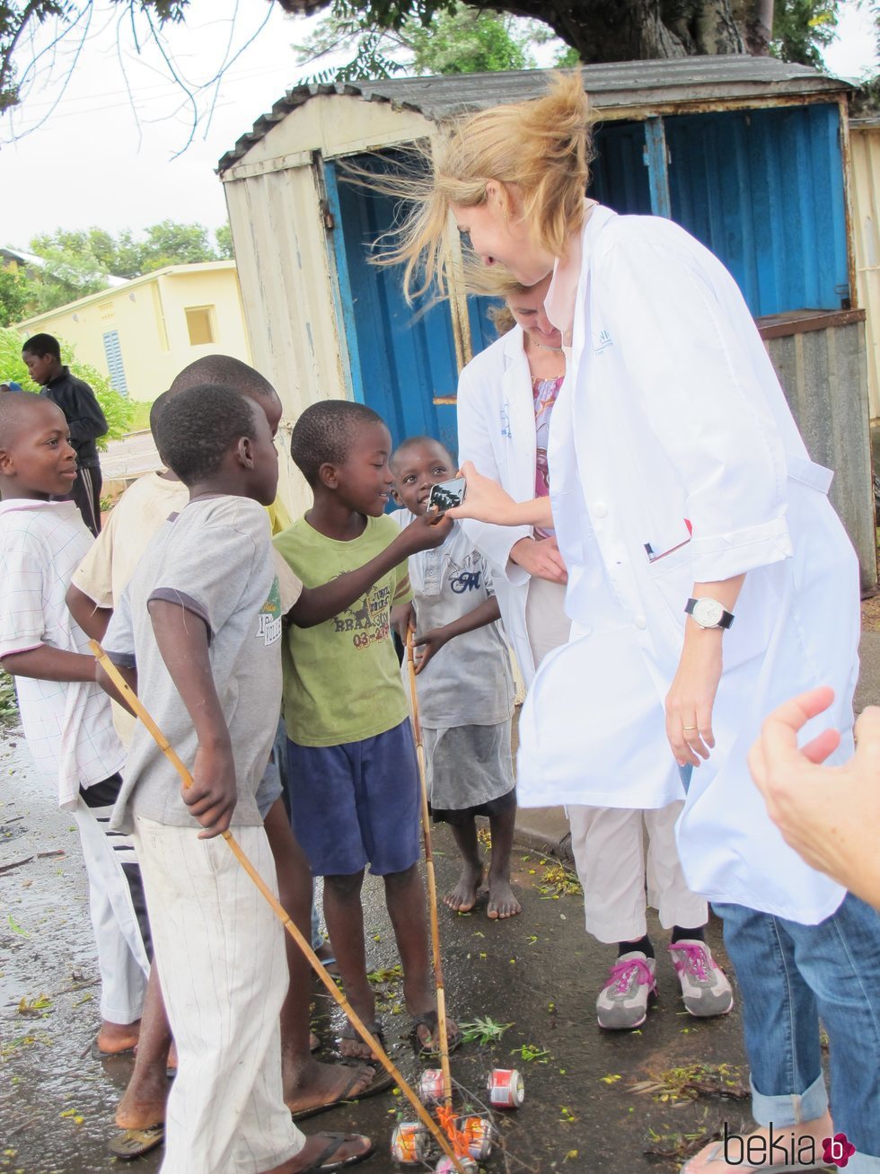 La Infanta Cristina con unos niños en Mozambique