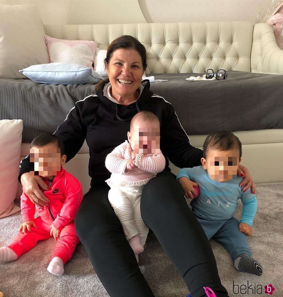 Dolores Aveiro, feliz con Eva, Mateo y Alana Martina