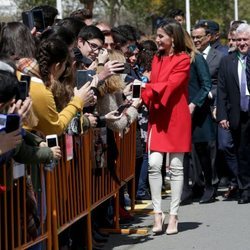 La Reina Letizia saluda a los ciudadanos en Huelva tras su reconciliación con la Reina Sofía