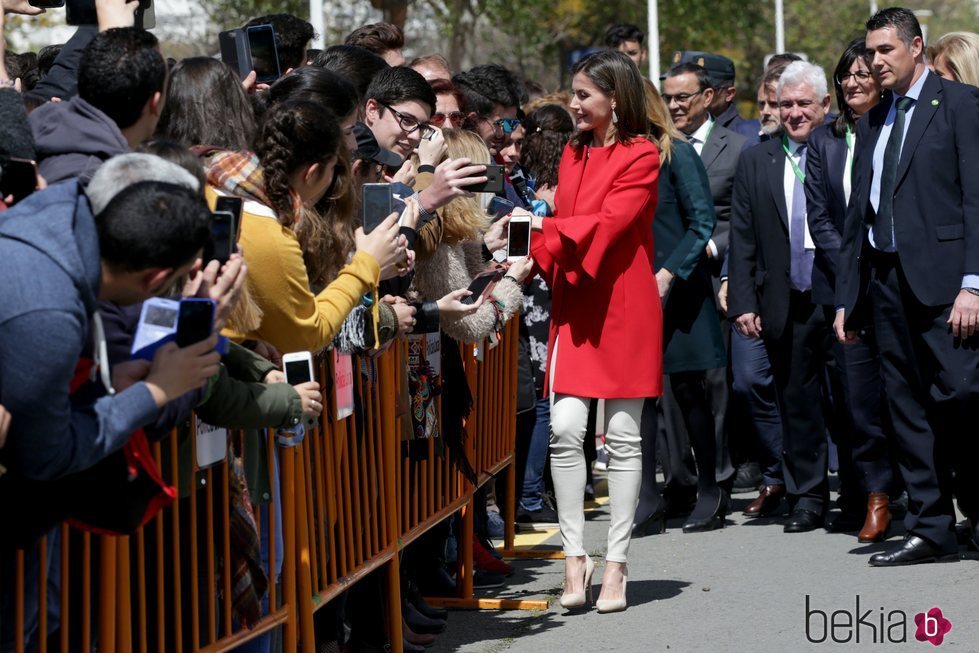 La Reina Letizia saluda a los ciudadanos en Huelva tras su reconciliación con la Reina Sofía