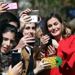 La Reina Letizia haciéndose selfies en Huelva