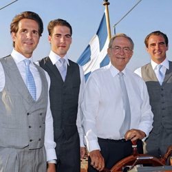 Constantino de Grecia con sus hijos Pablo, Felipe y Nicolás de Grecia