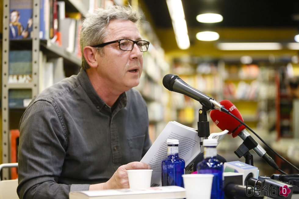 Alonso Guerrero hablando durante la presentación de su libro