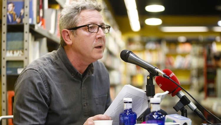 Alonso Guerrero hablando durante la presentación de su libro