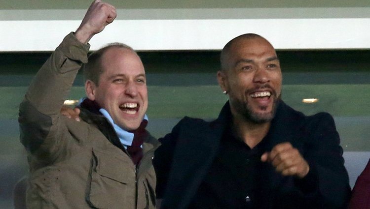 El Príncipe Guillermo celebra un gol del Aston Villa con John Carew