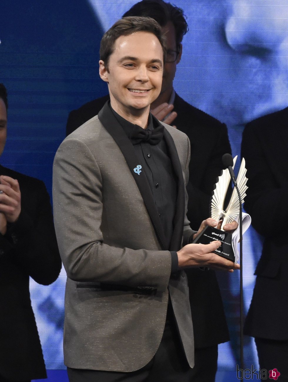 Jim Parsons recoge el Premio Stephen F. Kolzak en los GLAAD Awards de 2018