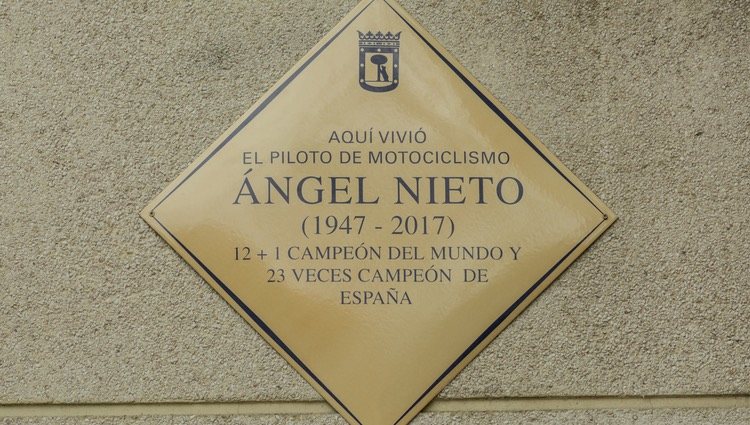 Placa homenaje a Ángel Nieto en su vivienda de Vallecas