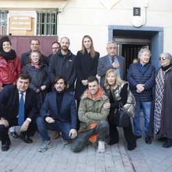 Gelete Nieto, Pepa Aguilar y Fonsi Nieto posan junto a sus familiares ante la que fue la vivienda de Ángel Nieto