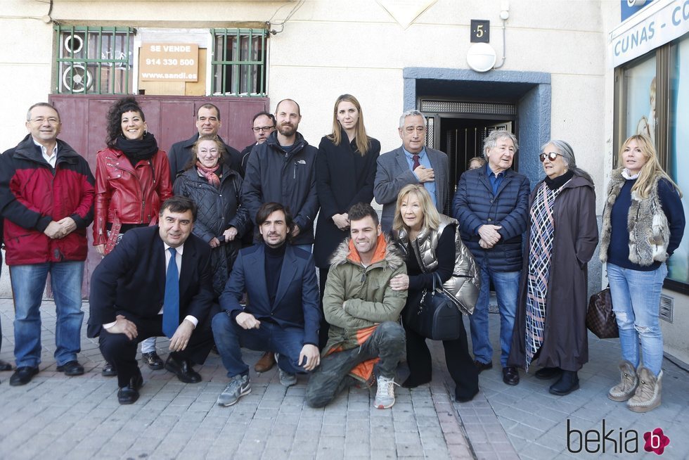 Gelete Nieto, Pepa Aguilar y Fonsi Nieto posan junto a sus familiares ante la que fue la vivienda de Ángel Nieto