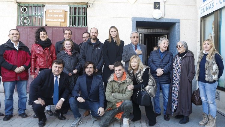 Gelete Nieto, Pepa Aguilar y Fonsi Nieto posan junto a sus familiares ante la que fue la vivienda de Ángel Nieto