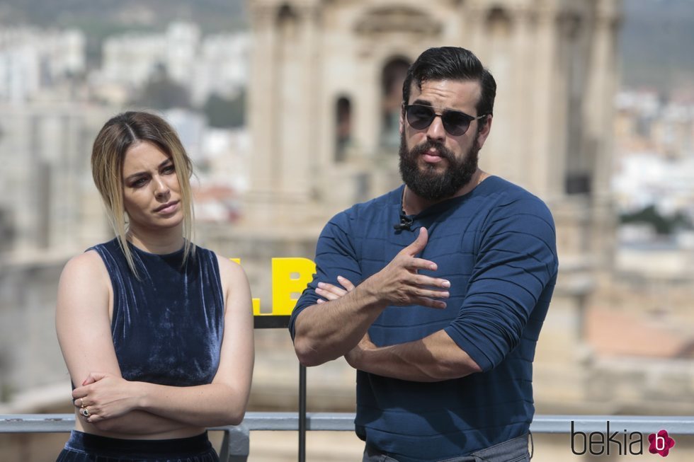 Mario Casas y Blanca Suárez en la presentación de la película 'El Bar'