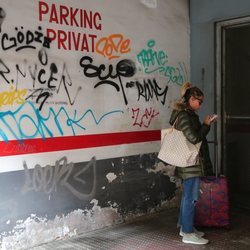 María Lapiedra esperando en la puerta de casa de sus suegros