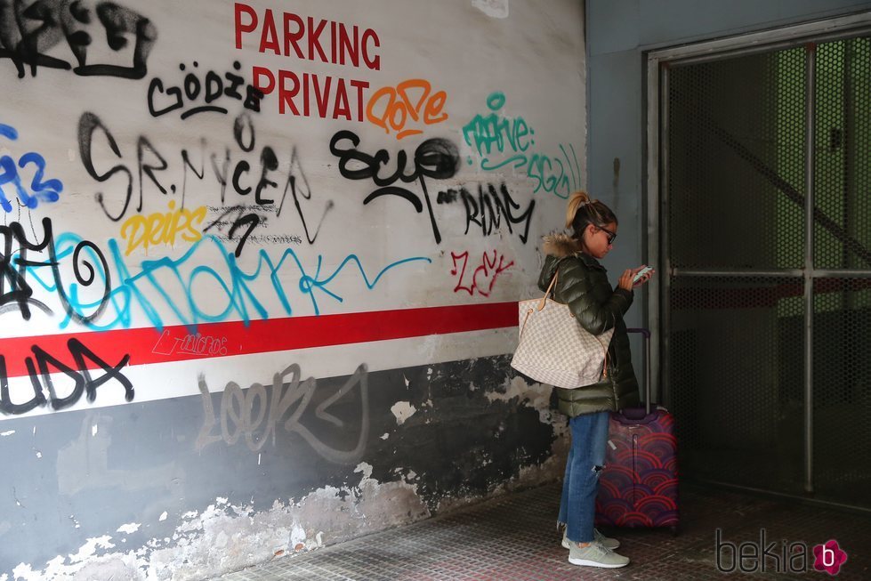 María Lapiedra esperando en la puerta de casa de sus suegros