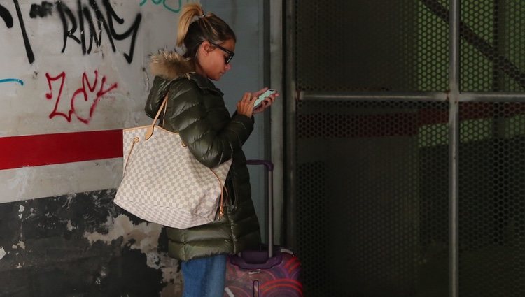 María Lapiedra esperando en la puerta de casa de sus suegros