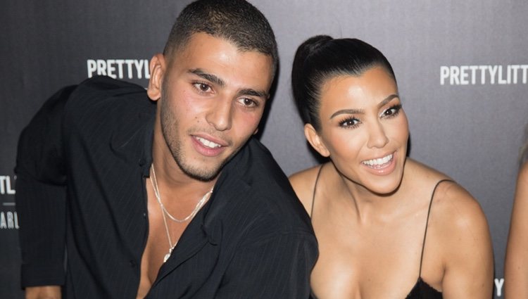 Kourtney Kardashian y Younes Bendjima en el evento 'PrettyLittleThing'