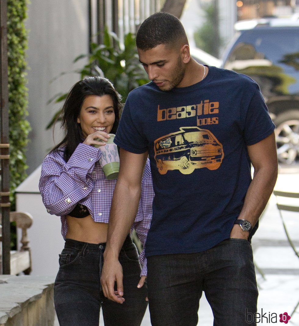 Kourtney Kardashian y Younes Bendjima paseando por Los Ángeles