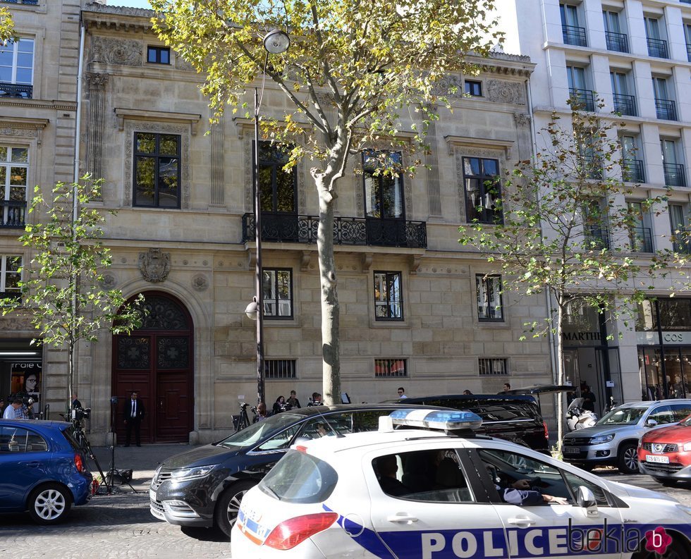 Coches de policía en el apartamento de Kim Kardashian de París después de ser atracada y maniatada en 2016