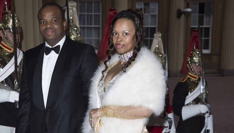 El Rey Mswati III de Suazilandia y su esposa Inkhosikati Lambikiza