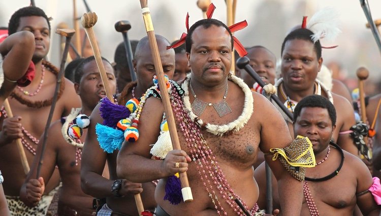 El Rey Mswati III de Suazilandia en un acto tribal