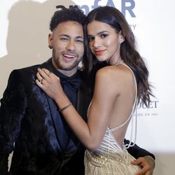 Neymar junto a su novia Bruna Marquezine en la alfombra roja de la gala amfAR 2018 en Brasil