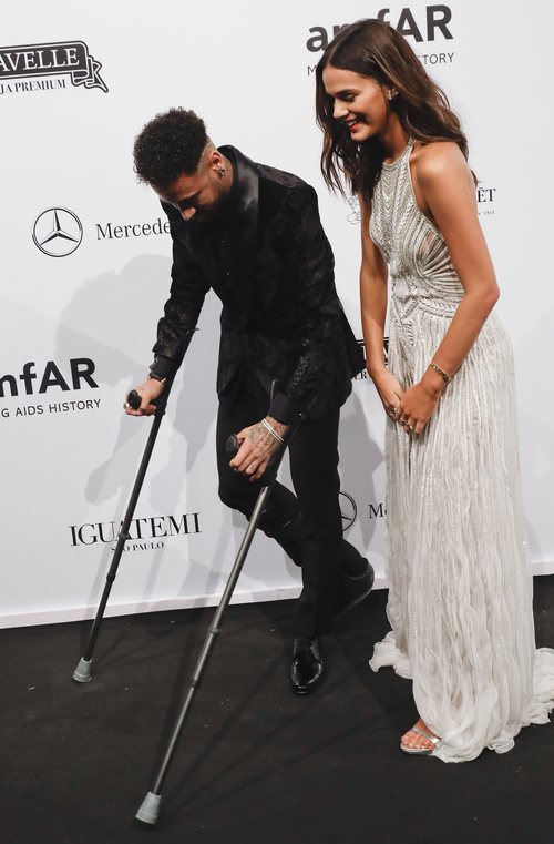 Bruna Marquezine acompañando a Neymar con muletas en la gala amfAR 2018 en Brasil