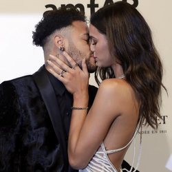 Neymar y Bruna Marquezine besándose en la gala amfAR 2018 en Brasil