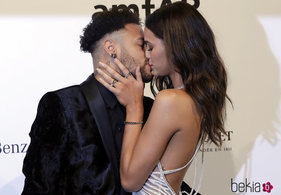 Neymar y Bruna Marquezine besándose en la gala amfAR 2018 en Brasil