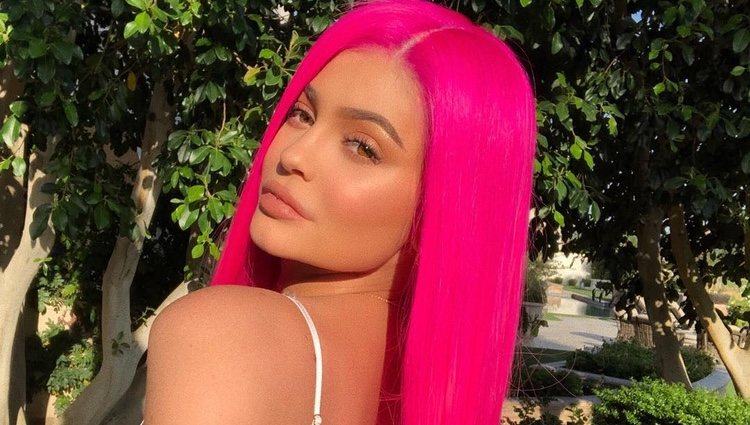 Kylie Jenner posa para una publicación de Instagram con el pelo teñido de rosa