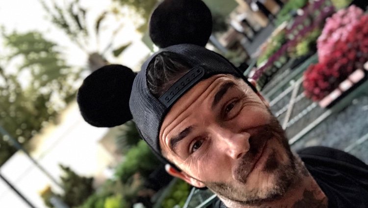 David Beckham con una gorra de Mickey Mouse en Dinseyland