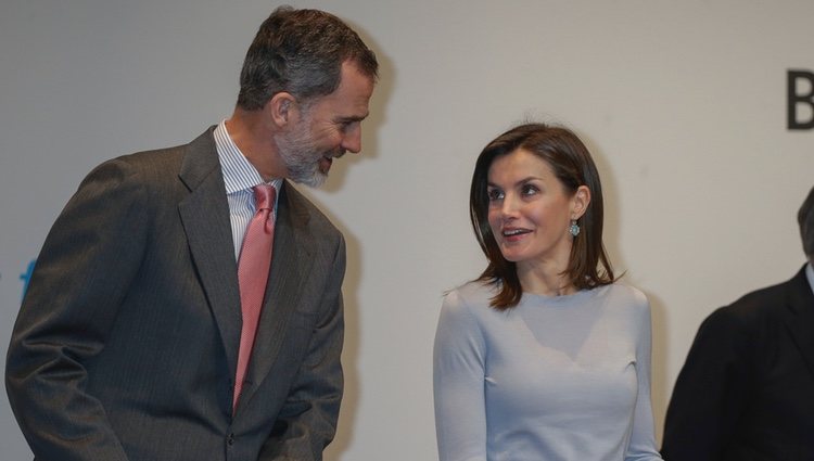 Los Reyes Felipe y Letizia, muy cómplices en la entrega de las becas 'la Caixa'