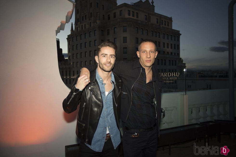 Pelayo Díaz y Pablo Sáez en la fiesta del cuarenta cumpelaños de Andrés Velencoso