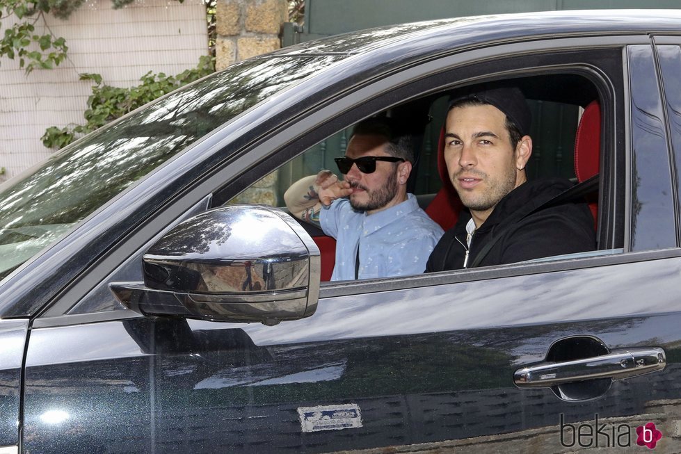 Mario Casas llegando a su casa en el coche de Blanca Suárez