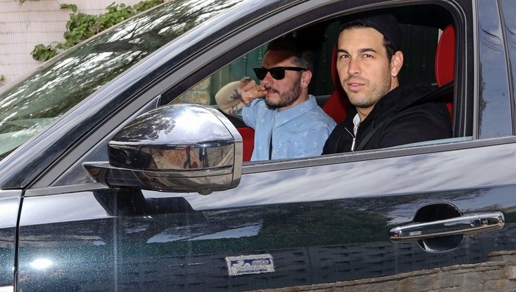 Mario Casas llegando a su casa en el coche de Blanca Suárez